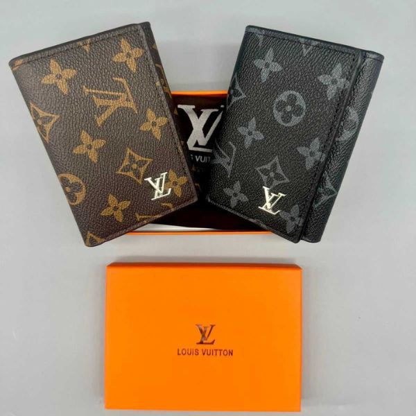 A Louis Vuitton Wallet Made of High-Quality Leather / Available in Black